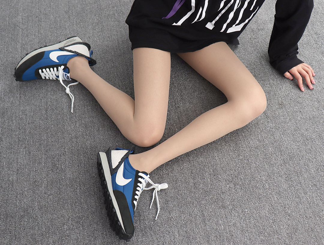 200 Undercover x Nike Daybreak BV4594-400 宝蓝 高桥盾联名华夫赛车走秀款运动休闲跑步鞋 模特上脚图