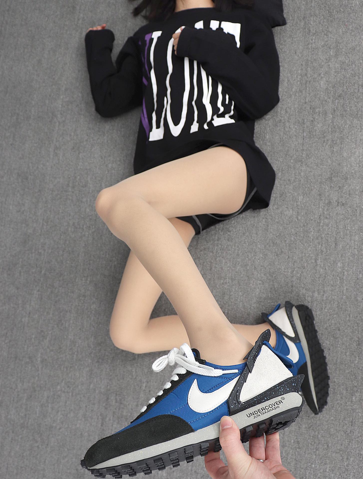 200 Undercover x Nike Daybreak BV4594-400 宝蓝 高桥盾联名华夫赛车走秀款运动休闲跑步鞋 模特上脚图