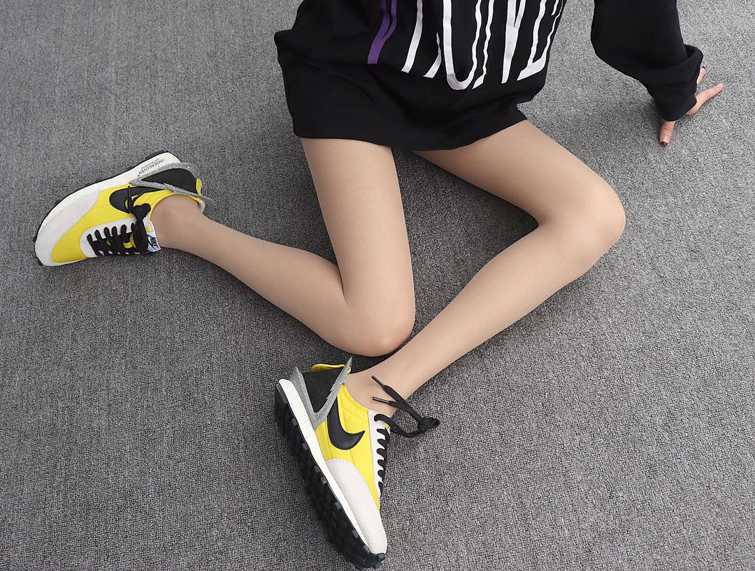 200 Undercover x Nike Daybreak BV4594-700 黄 高桥盾联名华夫赛车走秀款运动休闲跑步鞋 模特上脚图