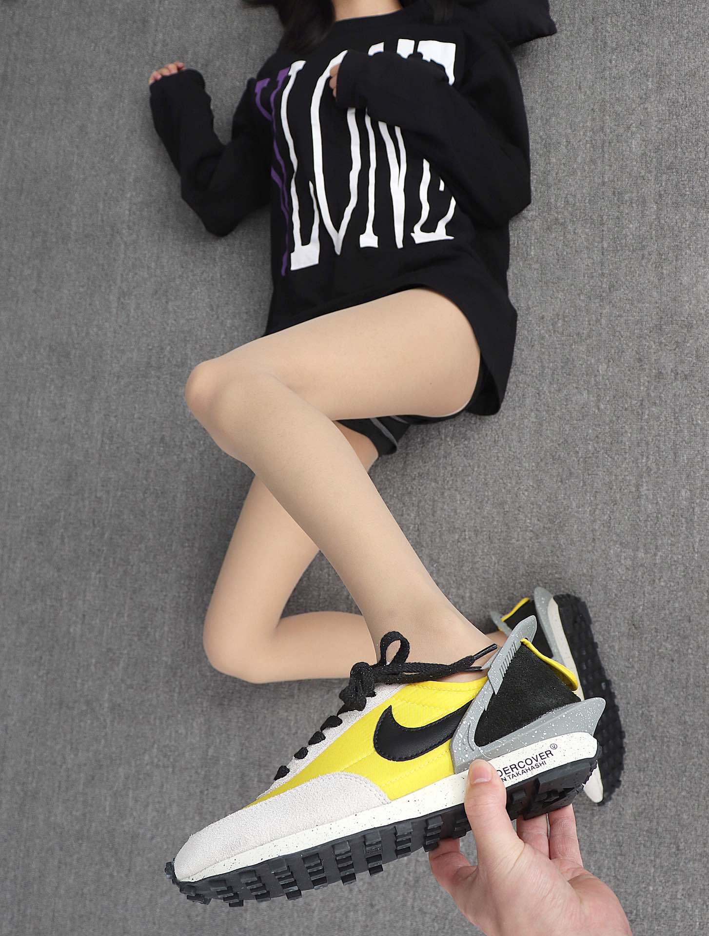 200 Undercover x Nike Daybreak BV4594-700 黄 高桥盾联名华夫赛车走秀款运动休闲跑步鞋 模特上脚图