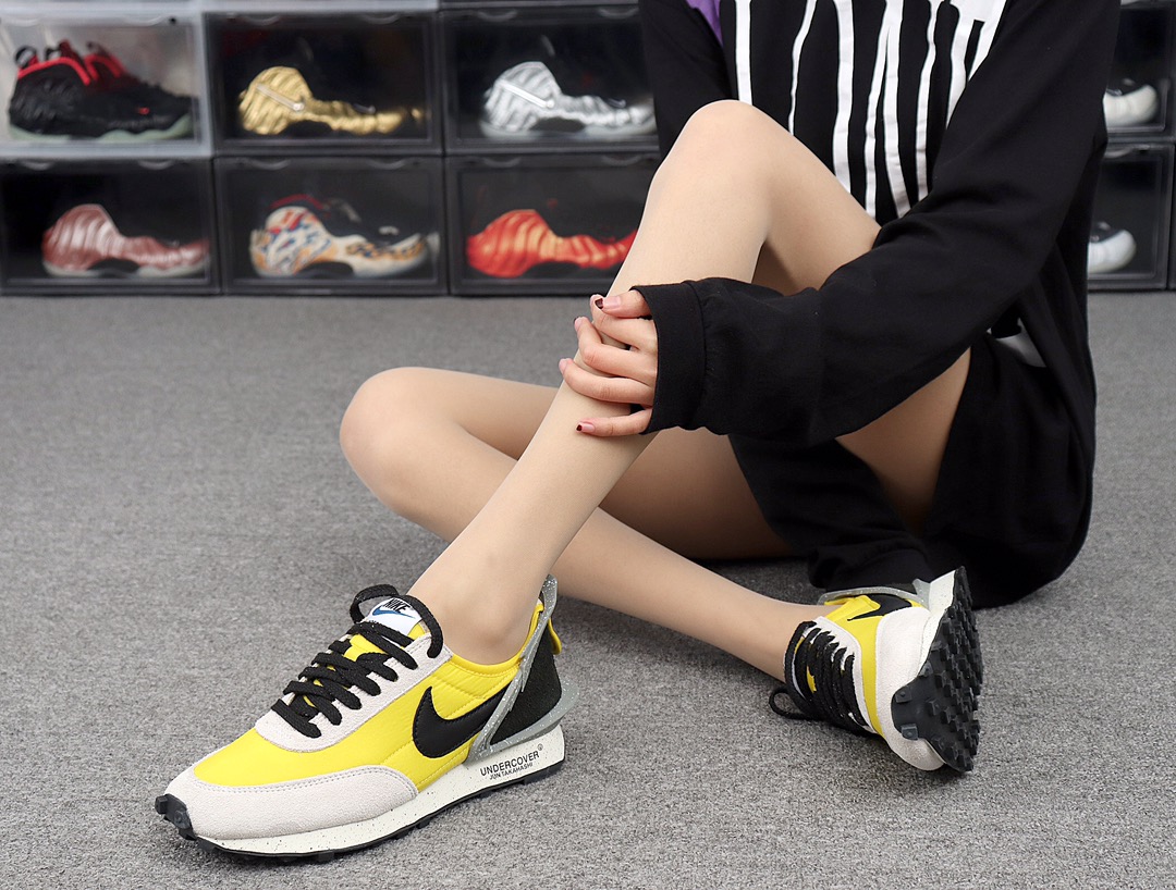 200 Undercover x Nike Daybreak BV4594-700 黄 高桥盾联名华夫赛车走秀款运动休闲跑步鞋 模特上脚图