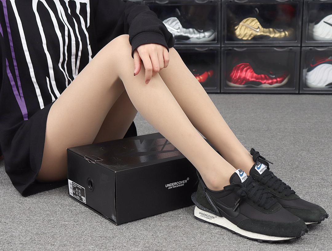 200 Undercover x Nike Daybreak CJ3295-001 全黑 高桥盾联名华夫赛车走秀款运动休闲跑步鞋 模特上脚图