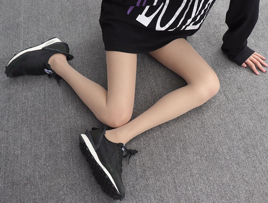 200 Undercover x Nike Daybreak CJ3295-001 全黑 高桥盾联名华夫赛车走秀款运动休闲跑步鞋 模特上脚图