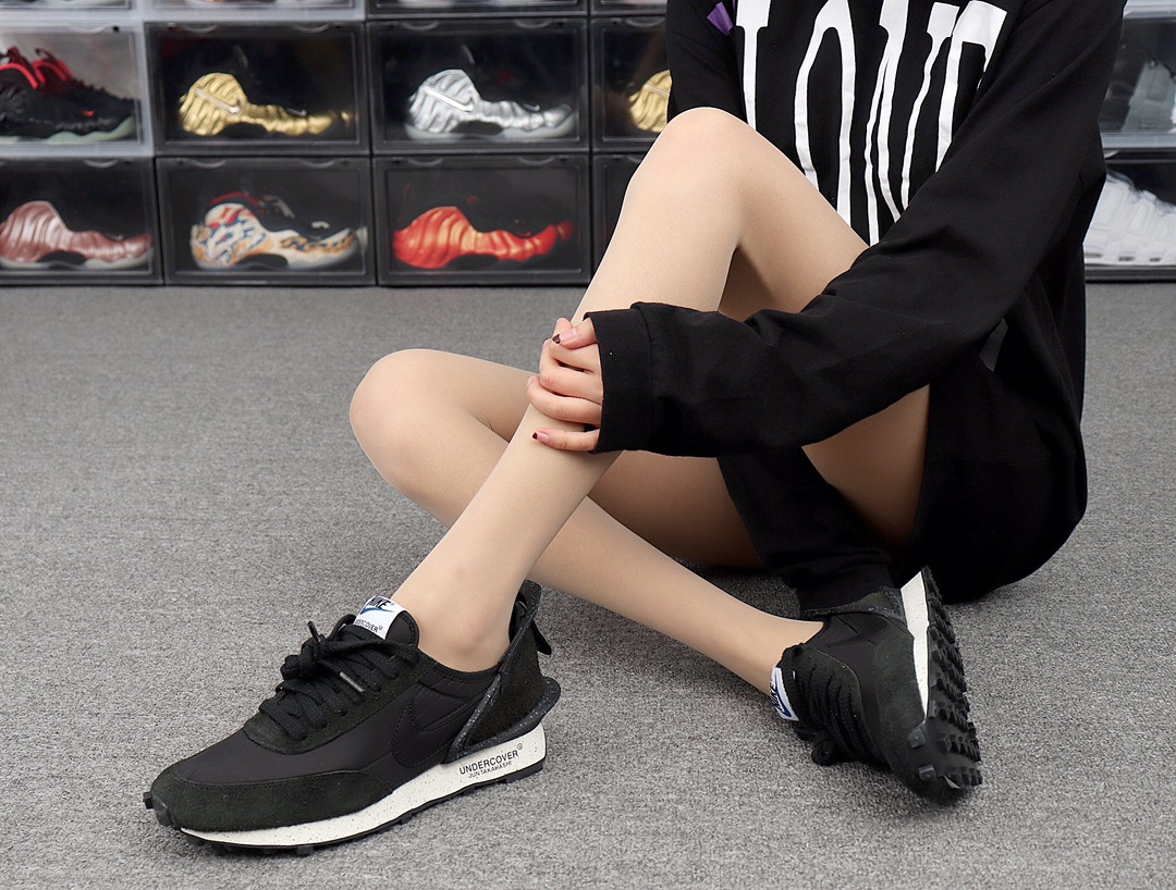 200 Undercover x Nike Daybreak CJ3295-001 全黑 高桥盾联名华夫赛车走秀款运动休闲跑步鞋 模特上脚图