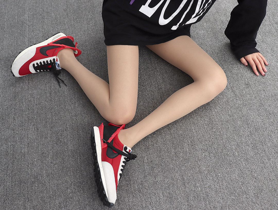 200 Undercover x Nike Daybreak CJ3295-300 红黑 高桥盾联名华夫赛车走秀款运动休闲跑步鞋 模特上脚图
