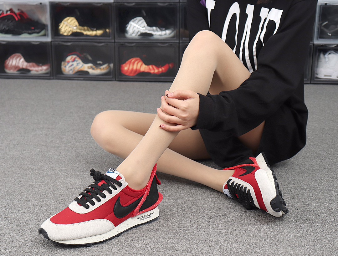 200 Undercover x Nike Daybreak CJ3295-300 红黑 高桥盾联名华夫赛车走秀款运动休闲跑步鞋 模特上脚图