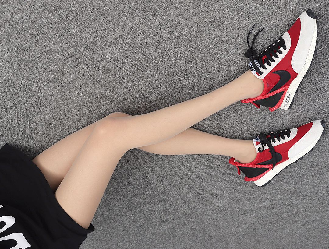 200 Undercover x Nike Daybreak CJ3295-300 红黑 高桥盾联名华夫赛车走秀款运动休闲跑步鞋 模特上脚图