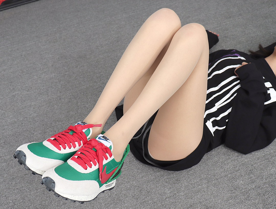 200 Undercover x Nike Daybreak CJ3295-300 绿红 高桥盾联名华夫赛车走秀款运动休闲跑步鞋 模特上脚图