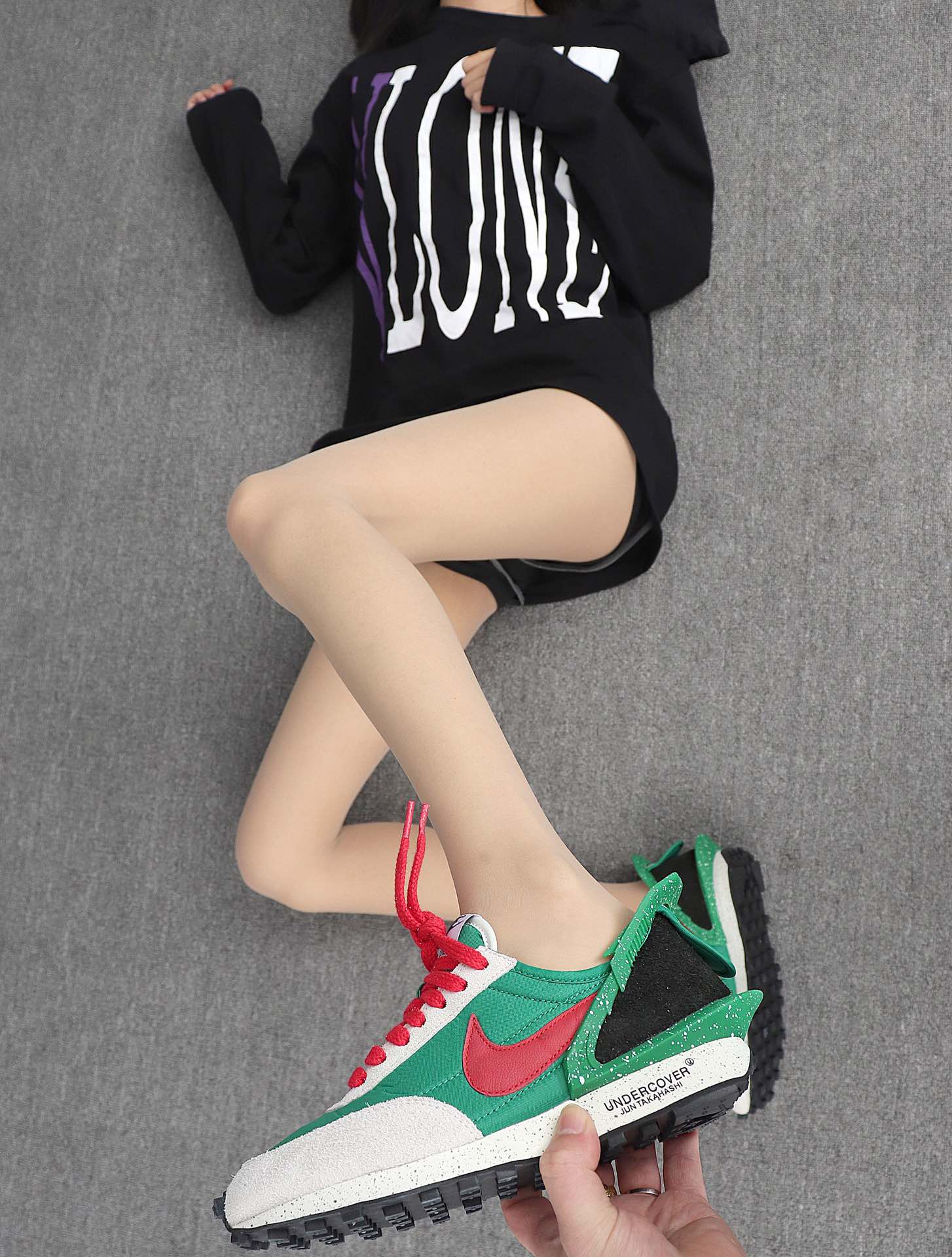 200 Undercover x Nike Daybreak CJ3295-300 绿红 高桥盾联名华夫赛车走秀款运动休闲跑步鞋 模特上脚图
