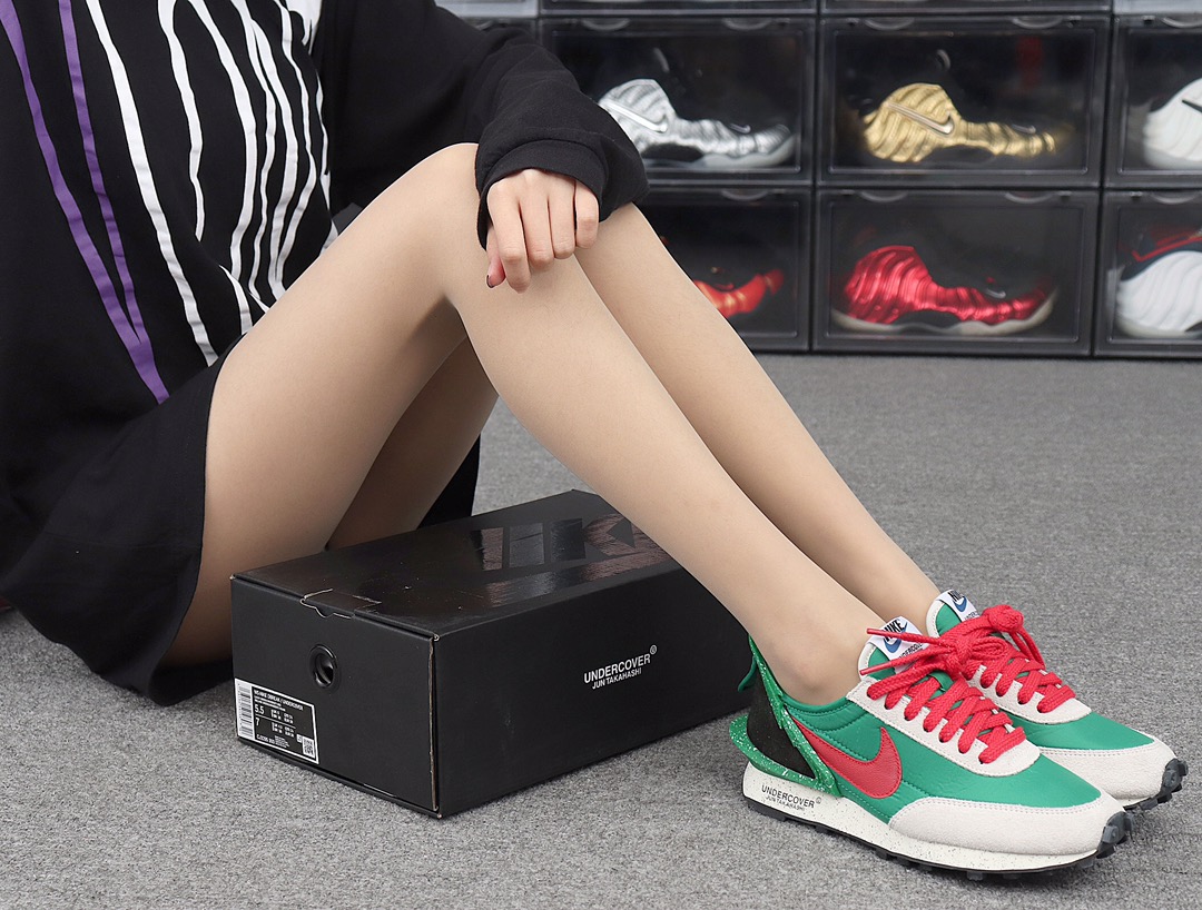 200 Undercover x Nike Daybreak CJ3295-300 绿红 高桥盾联名华夫赛车走秀款运动休闲跑步鞋 模特上脚图