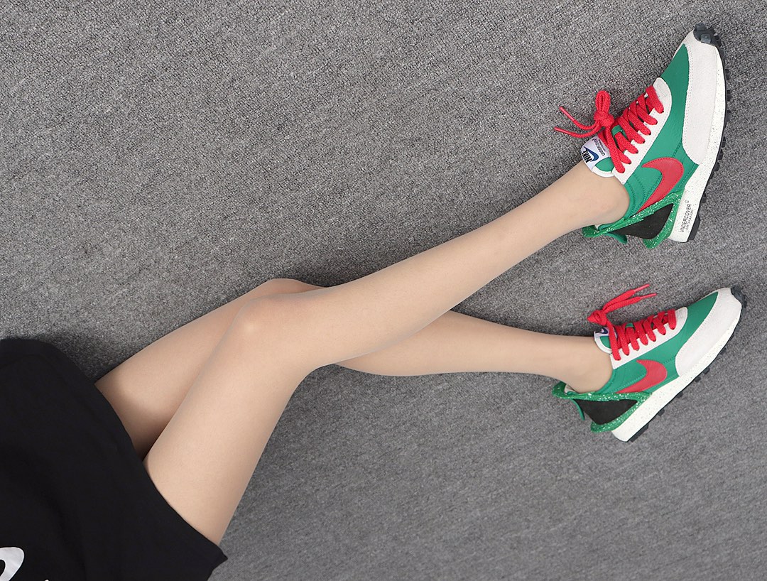 200 Undercover x Nike Daybreak CJ3295-300 绿红 高桥盾联名华夫赛车走秀款运动休闲跑步鞋 模特上脚图