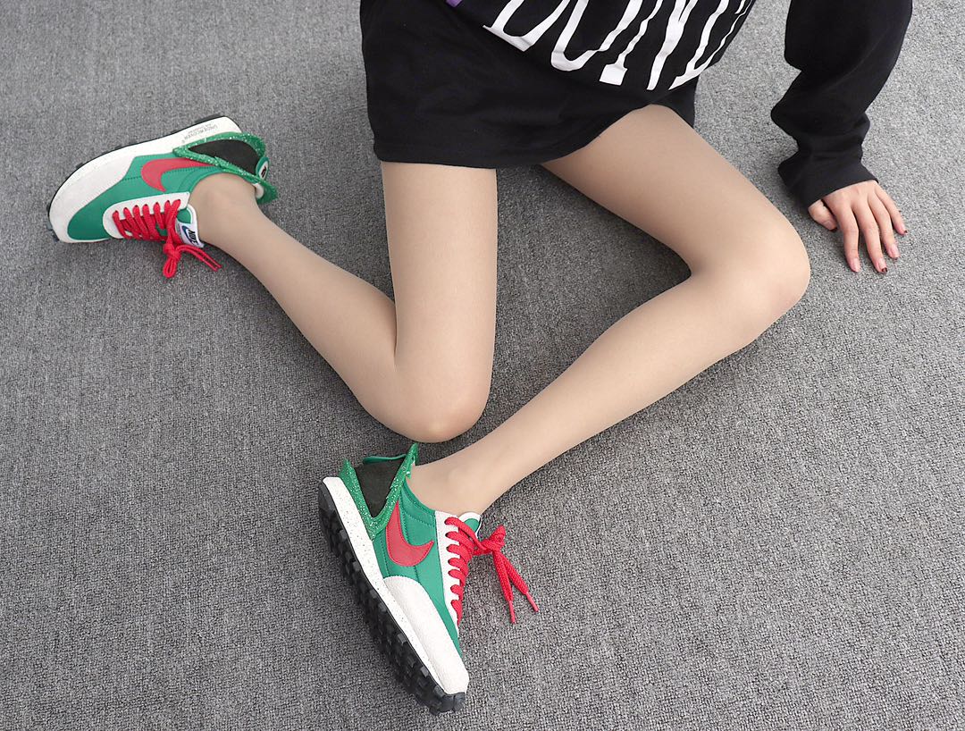 200 Undercover x Nike Daybreak CJ3295-300 绿红 高桥盾联名华夫赛车走秀款运动休闲跑步鞋 模特上脚图