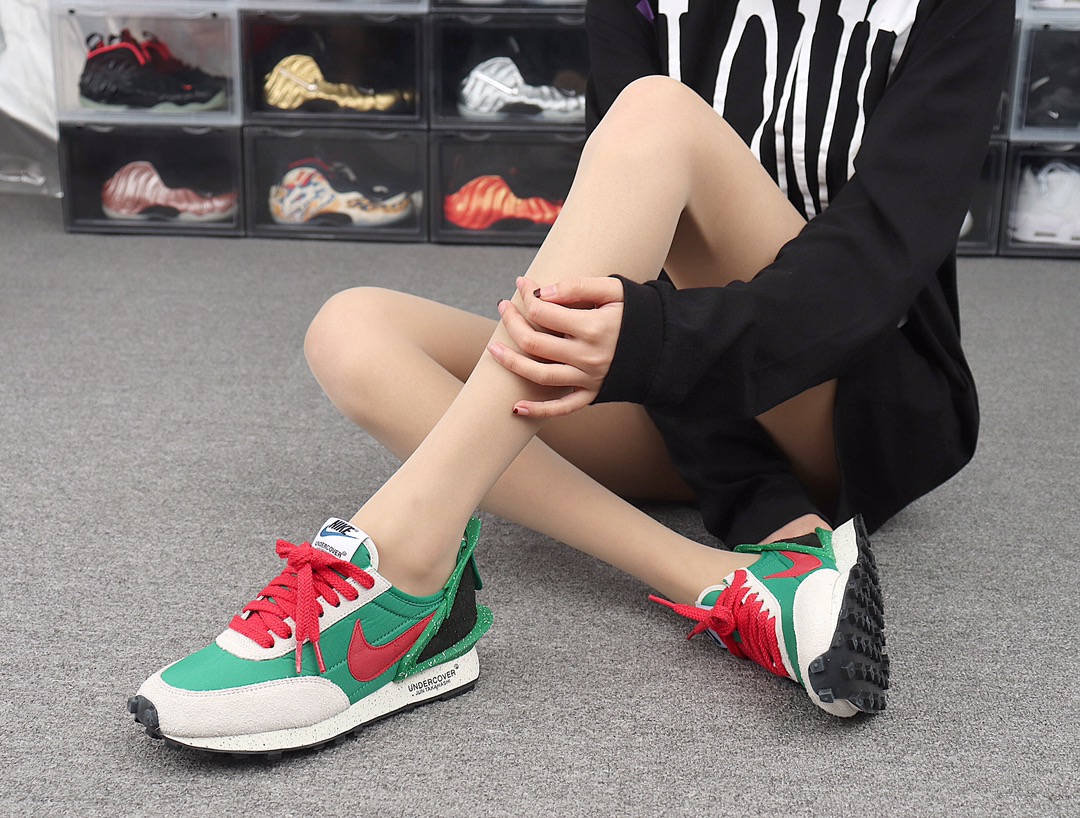 200 Undercover x Nike Daybreak CJ3295-300 绿红 高桥盾联名华夫赛车走秀款运动休闲跑步鞋 模特上脚图
