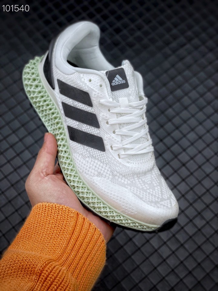 阿迪达斯 Adidas Alphaedge 4D LTD M 冰雪蚕丝配色以米白色为主打配色,黑色为辅,中底科技依旧是本次设计的绝对核心,利用最新科技造就的整体造型也让人印象深刻.除此之外,鞋面设计及配色也出现了更多的花样,采用4D打印双层冰蚕丝,并加入缎面等多重材质作为鞋身细节点缀,外观颇为不俗.中底更是搭载浅绿色的镂空 4D 科技大底,在与鞋身颜色形成对比、加强视觉效果的同时,亦保证了该鞋款的澎湃脚感与十足穿着舒适度.质感方面依旧强势,舒适性及整体穿着带来的轻薄. 图1-4 图5-6