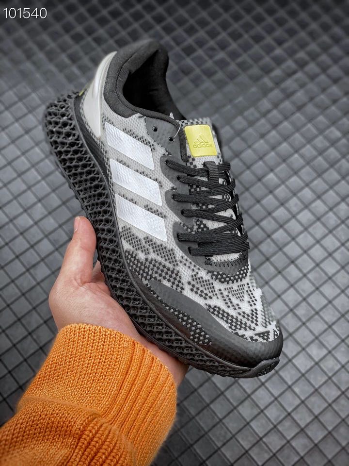 阿迪达斯 Adidas Alphaedge 4D LTD M 冰雪蚕丝配色以米白色为主打配色,黑色为辅,中底科技依旧是本次设计的绝对核心,利用最新科技造就的整体造型也让人印象深刻.除此之外,鞋面设计及配色也出现了更多的花样,采用4D打印双层冰蚕丝,并加入缎面等多重材质作为鞋身细节点缀,外观颇为不俗.中底更是搭载浅绿色的镂空 4D 科技大底,在与鞋身颜色形成对比、加强视觉效果的同时,亦保证了该鞋款的澎湃脚感与十足穿着舒适度.质感方面依旧强势,舒适性及整体穿着带来的轻薄. 图1-4 图5-6