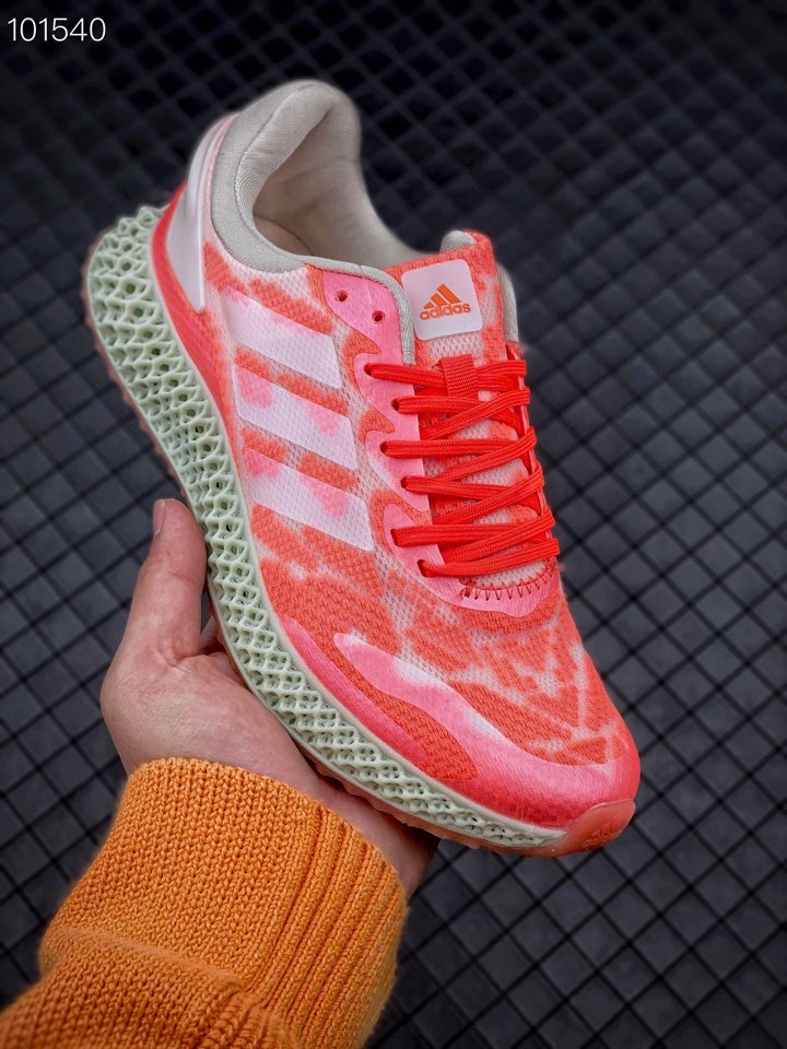 阿迪达斯 Adidas Alphaedge 4D LTD M 冰雪蚕丝配色以米白色为主打配色,黑色为辅,中底科技依旧是本次设计的绝对核心,利用最新科技造就的整体造型也让人印象深刻.除此之外,鞋面设计及配色也出现了更多的花样,采用4D打印双层冰蚕丝,并加入缎面等多重材质作为鞋身细节点缀,外观颇为不俗.中底更是搭载浅绿色的镂空 4D 科技大底,在与鞋身颜色形成对比、加强视觉效果的同时,亦保证了该鞋款的澎湃脚感与十足穿着舒适度.质感方面依旧强势,舒适性及整体穿着带来的轻薄. 图1-4 图5-6