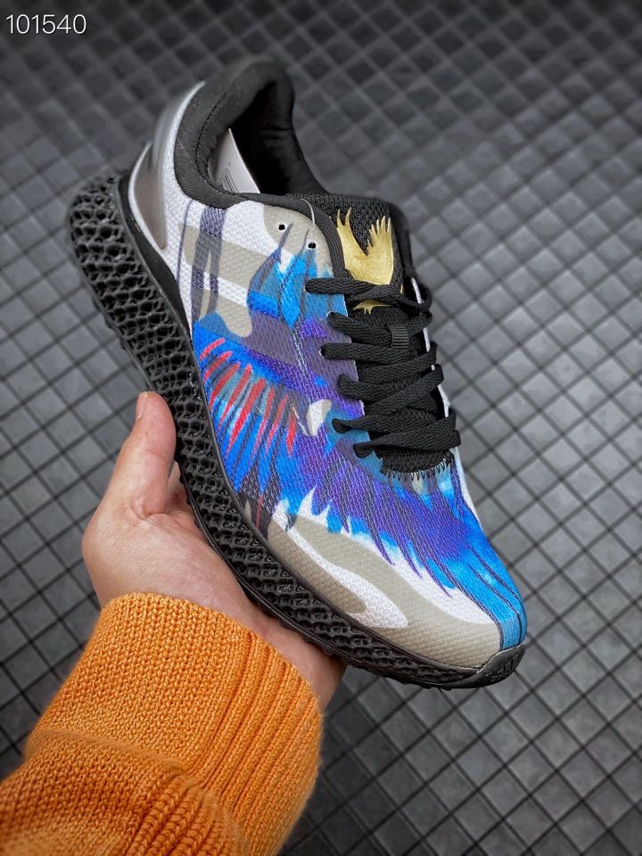 阿迪达斯 Adidas Alphaedge 4D LTD M 冰雪蚕丝配色以米白色为主打配色,黑色为辅,中底科技依旧是本次设计的绝对核心,利用最新科技造就的整体造型也让人印象深刻.除此之外,鞋面设计及配色也出现了更多的花样,采用4D打印双层冰蚕丝,并加入缎面等多重材质作为鞋身细节点缀,外观颇为不俗.中底更是搭载浅绿色的镂空 4D 科技大底,在与鞋身颜色形成对比、加强视觉效果的同时,亦保证了该鞋款的澎湃脚感与十足穿着舒适度.质感方面依旧强势,舒适性及整体穿着带来的轻薄. 图1-4 图5-6