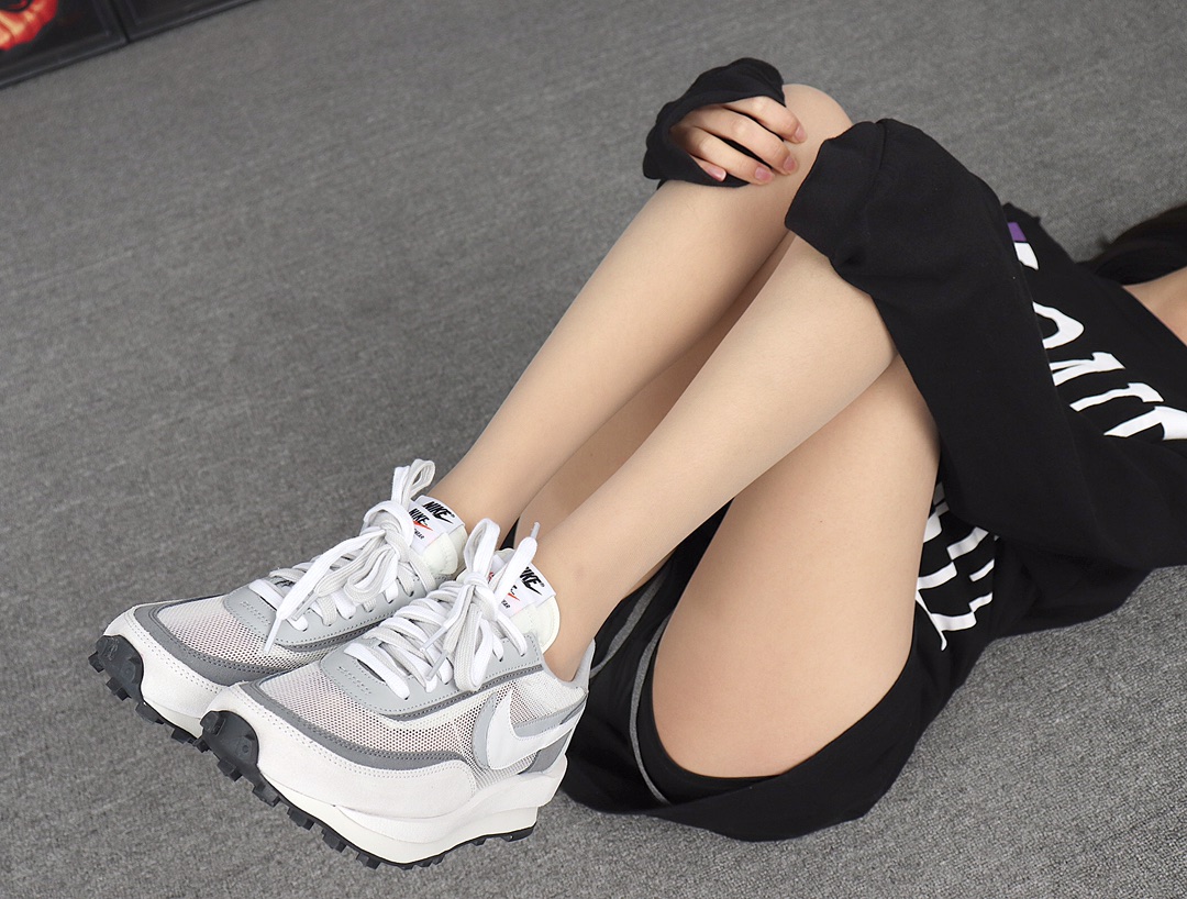 200  Sacai x Nike LDV Waffle 联名撞色解构时装走秀鞋 BV0073-100 灰白 模特上脚图