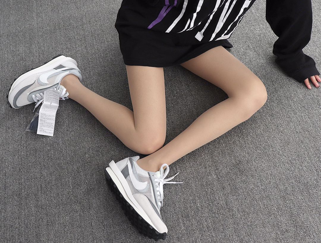 200  Sacai x Nike LDV Waffle 联名撞色解构时装走秀鞋 BV0073-100 灰白 模特上脚图