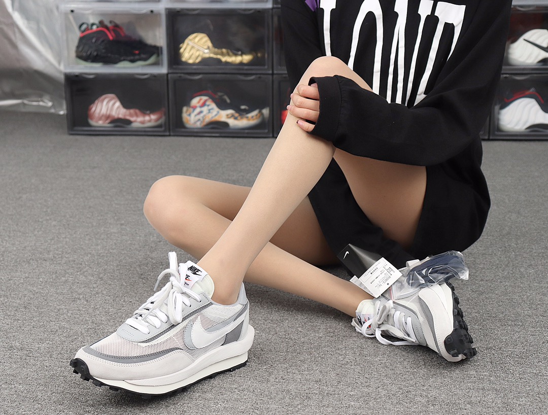 200  Sacai x Nike LDV Waffle 联名撞色解构时装走秀鞋 BV0073-100 灰白 模特上脚图