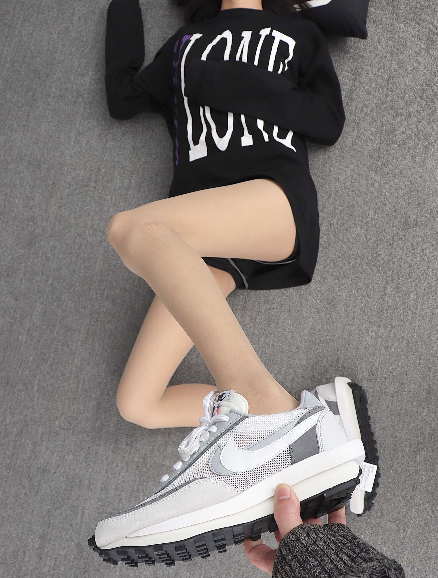 200  Sacai x Nike LDV Waffle 联名撞色解构时装走秀鞋 BV0073-100 灰白 模特上脚图