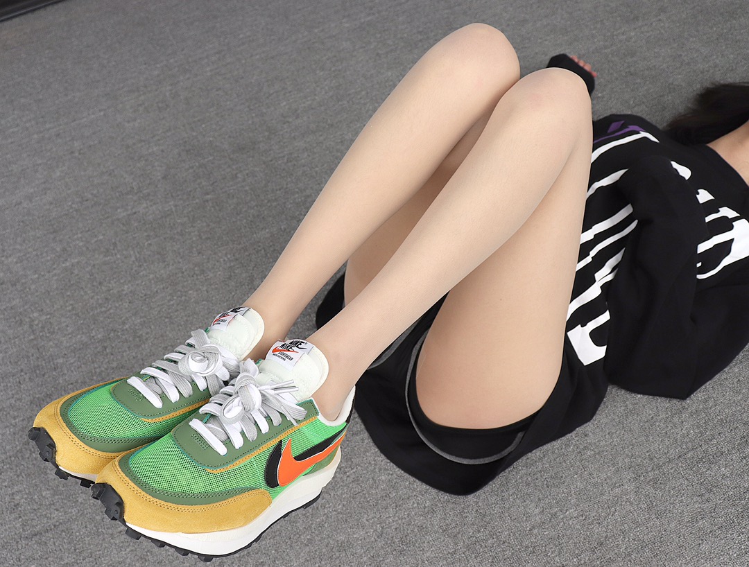 200  Sacai x Nike LDV Waffle 联名撞色解构时装走秀鞋 BV0073-300 卡其绿 模特上脚图