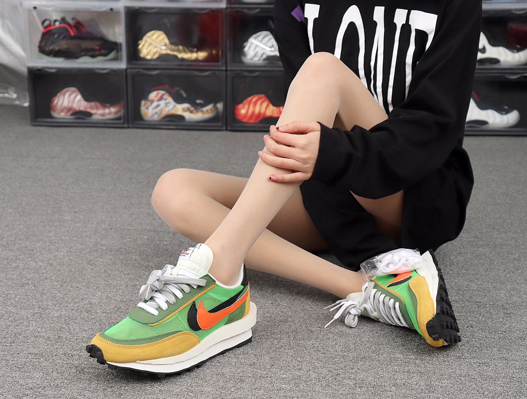 200  Sacai x Nike LDV Waffle 联名撞色解构时装走秀鞋 BV0073-300 卡其绿 模特上脚图