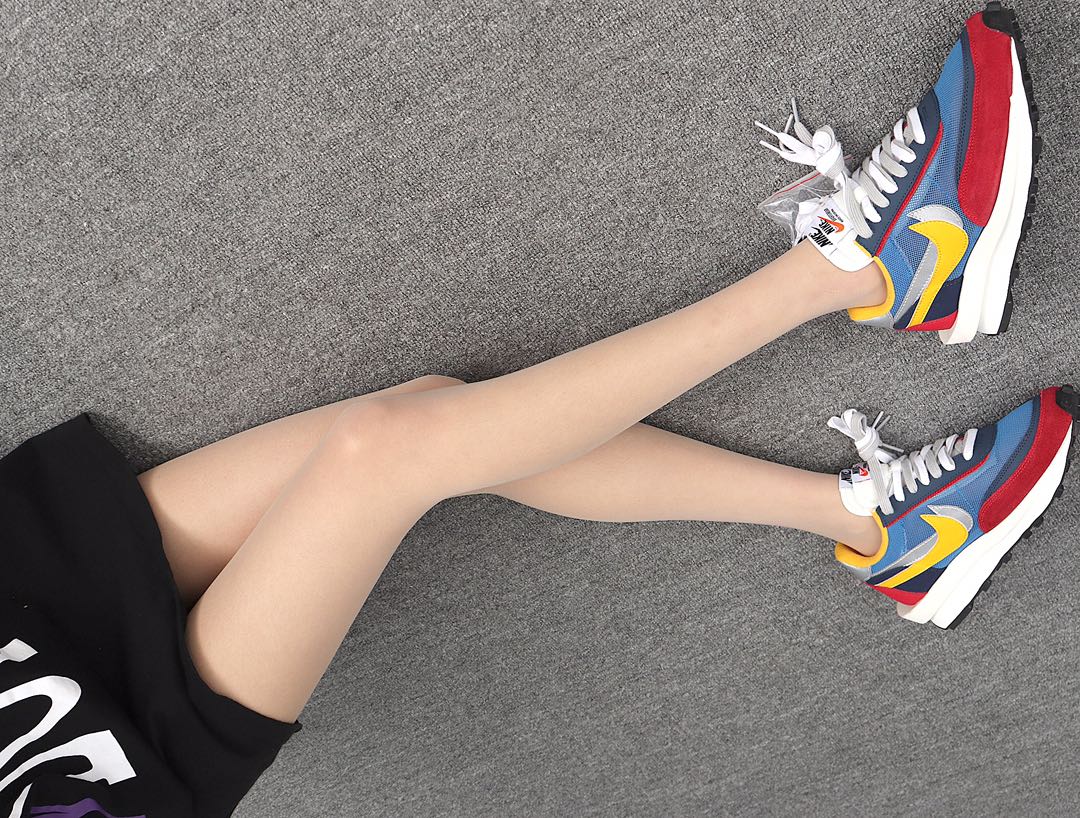 200 Sacai x Nike LDV Waffle 联名撞色解构时装走秀鞋 BV0073-400 红蓝黄 模特上脚图