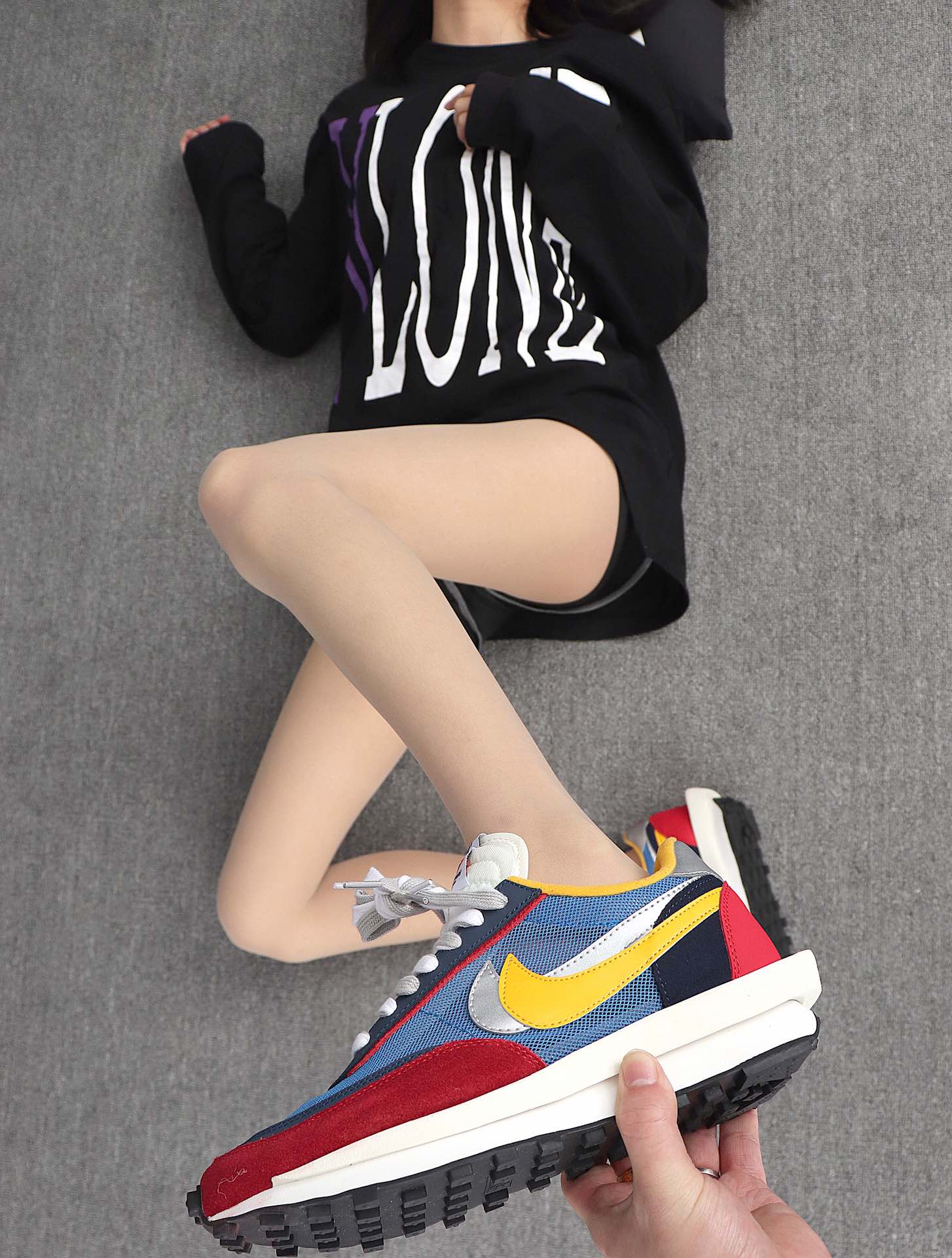 200 Sacai x Nike LDV Waffle 联名撞色解构时装走秀鞋 BV0073-400 红蓝黄 模特上脚图