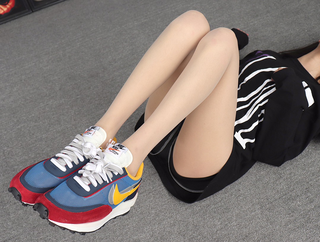 200 Sacai x Nike LDV Waffle 联名撞色解构时装走秀鞋 BV0073-400 红蓝黄 模特上脚图