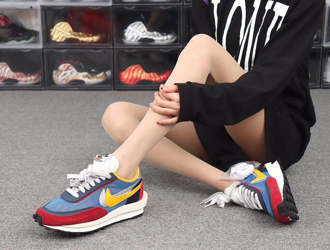 200 Sacai x Nike LDV Waffle 联名撞色解构时装走秀鞋 BV0073-400 红蓝黄 模特上脚图