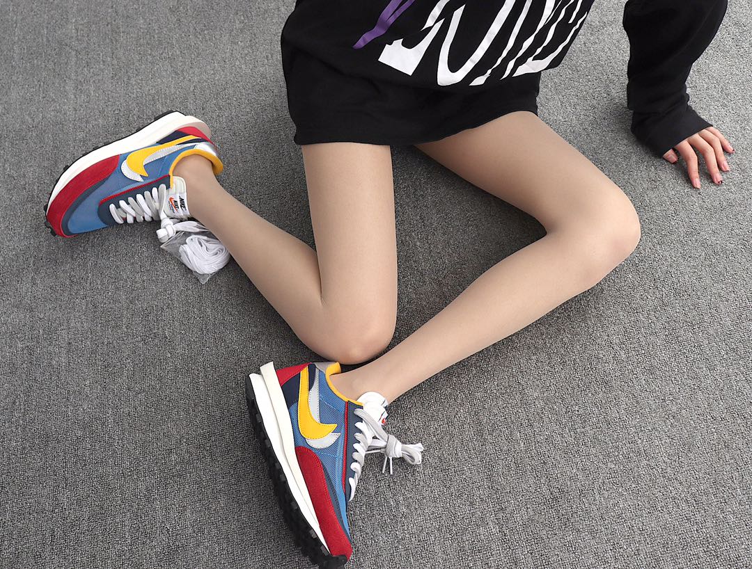 200 Sacai x Nike LDV Waffle 联名撞色解构时装走秀鞋 BV0073-400 红蓝黄 模特上脚图