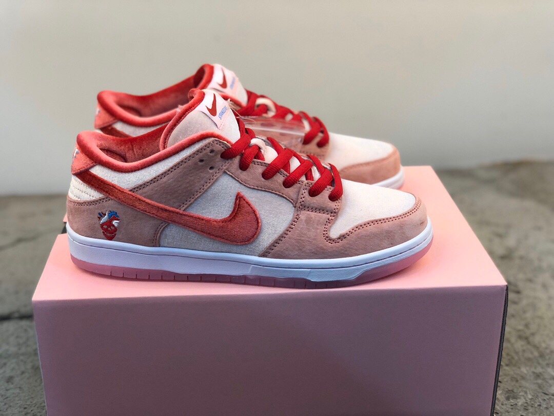 170   Strange Love   Nike SB Dunk Low Pro QS 情人节限定骚粉高光丝绒色滑板鞋