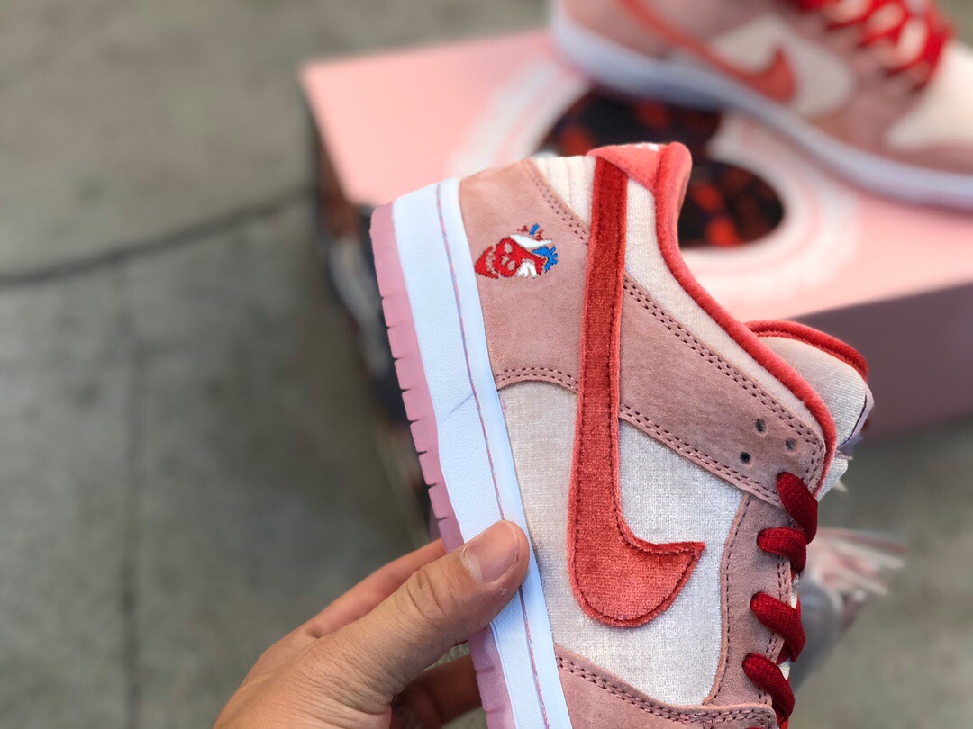 170   Strange Love   Nike SB Dunk Low Pro QS 情人节限定骚粉高光丝绒色滑板鞋