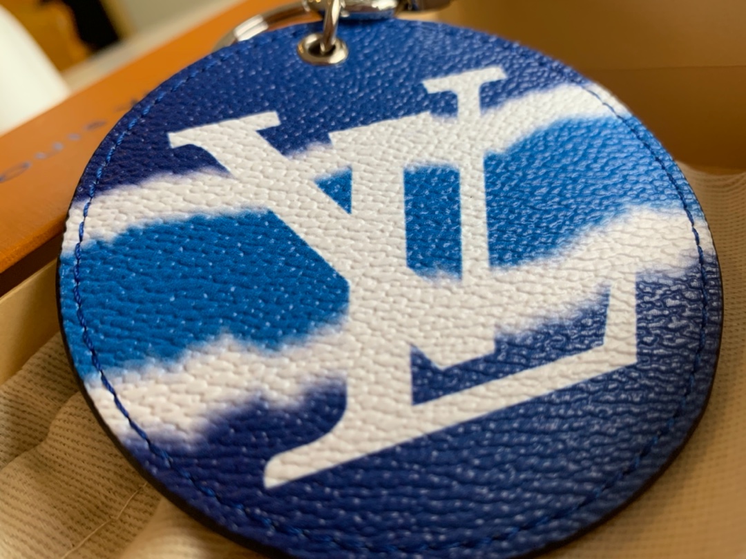 NO:395491,[Exclusive real-life rainbow blue hanger] can be used as a keychain, bag hanger, donkey family season main feature, buy it quickly., LV [original leather], louis vuitton, louis vuitton, louis vuitton, louis vuitton, keychain19860909【独家实拍彩虹蓝挂饰啊】可当钥匙扣 包包挂饰 驴家当季主打 快入手 .,LV【原厂皮】,louis vuitton,louis vuitton,louis vuitton,keychain,Bag