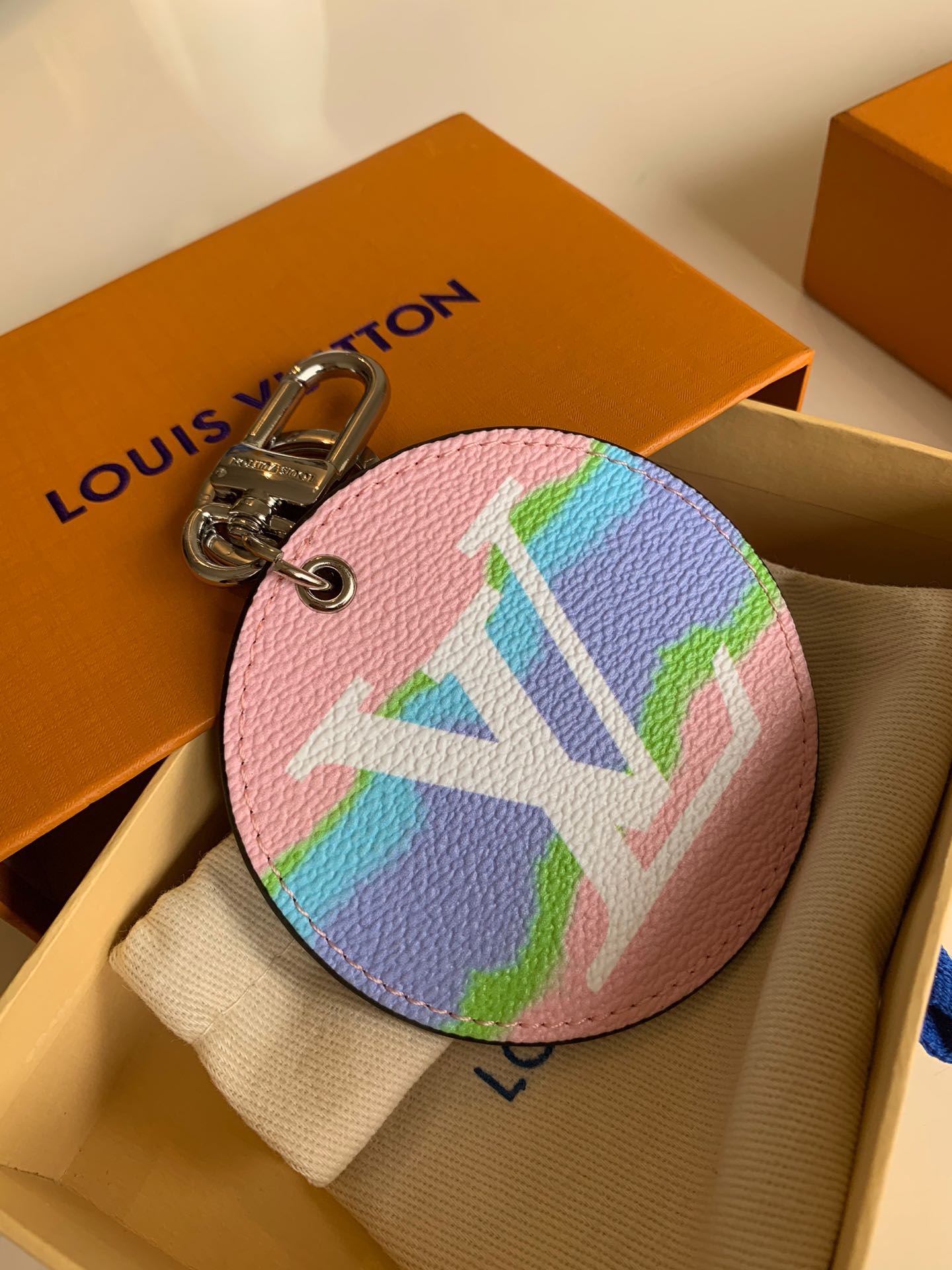 NO:395494,[Exclusive real-life rainbow pink hanger] can be used as a keychain, bag hanger, donkey family season main feature, buy it quickly., LV [original leather], louis vuitton, louis vuitton, louis vuitton, louis vuitton, keychain19860909【独家实拍彩虹粉挂饰啊】可当钥匙扣 包包挂饰 驴家当季主打 快入手 .,LV【原厂皮】,louis vuitton,louis vuitton,louis vuitton,keychain,Bag