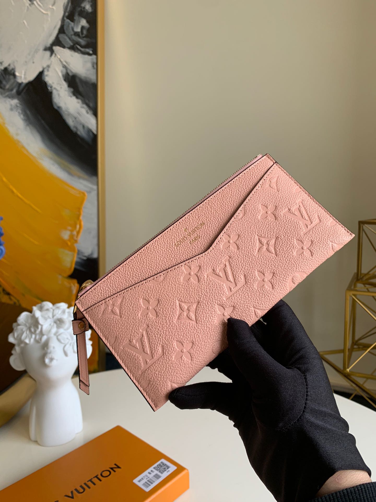 NO:395523,【Exclusive real shot M68712】Mélanie BB pink full leather embossed v-peer card wallet oo[handshake][handshake] with V-shaped front pocket and zipper closure, m68712 makes the slim body exude an elegant atmosphere.20.0 x 10.0 x 0.3 cm.,LV【original leather】,louis vuitton,wallets19860909【独家实拍M68712】Mélanie BB 粉色全皮压花v皮拉牌钱包oo[握手][握手]搭配 V 形前袋与拉链封口,m68712令纤薄身形流露雅致气息.20.0 x 10.0 x 0.3 cm .,LV【原厂皮】,louis vuitton,wallets,Bag