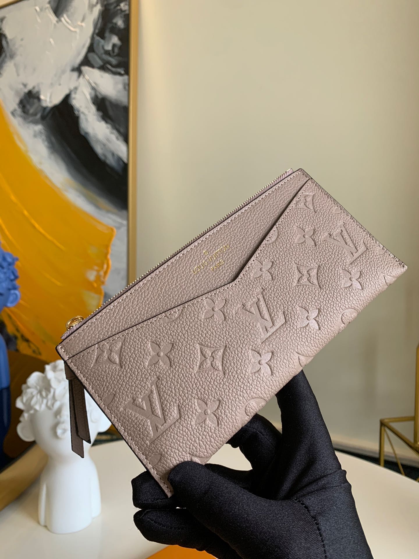 NO:395527,【Exclusive real shot M68712】Mélanie BB brown full leather embossed v-pee la wallet oo[handshake][handshake] with V-shaped front pocket and zipper closure, m68712 makes the slim body exude an elegant atmosphere.20.0 x 10.0 x 0.3 cm.,LV【original leather】,louis vuitton,wallets19860909【独家实拍M68712】Mélanie BB 咖色全皮压花v皮拉牌钱包oo[握手][握手]搭配 V 形前袋与拉链封口,m68712令纤薄身形流露雅致气息.20.0 x 10.0 x 0.3 cm .,LV【原厂皮】,louis vuitton,wallets,Bag