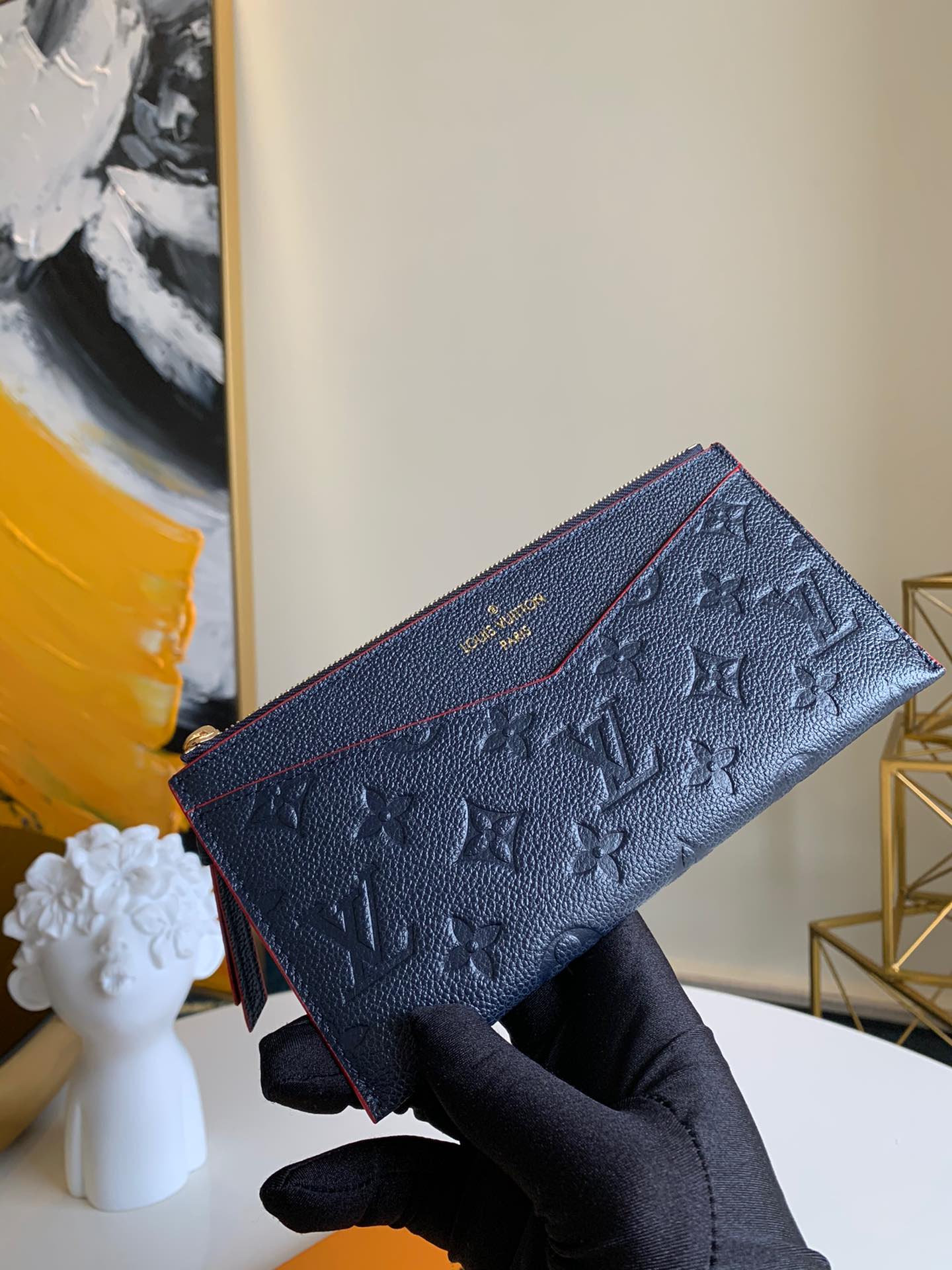 NO:395529,【Exclusive real shot M68712】Mélanie BB Navy Blue Full-Skin Embossed V-Piela Wallet oo[Handshake][Handshake] with V-shaped front pocket and zipper closure, m68712 makes the slim body exude an elegant atmosphere.20.0 x 10.0 x 0.3 cm.,LV【Original Leather】,louis vuitton,wallets19860909【独家实拍M68712】Mélanie BB 海军蓝色全皮压花v皮拉牌钱包oo[握手][握手]搭配 V 形前袋与拉链封口,m68712令纤薄身形流露雅致气息.20.0 x 10.0 x 0.3 cm .,LV【原厂皮】,louis vuitton,wallets,Bag