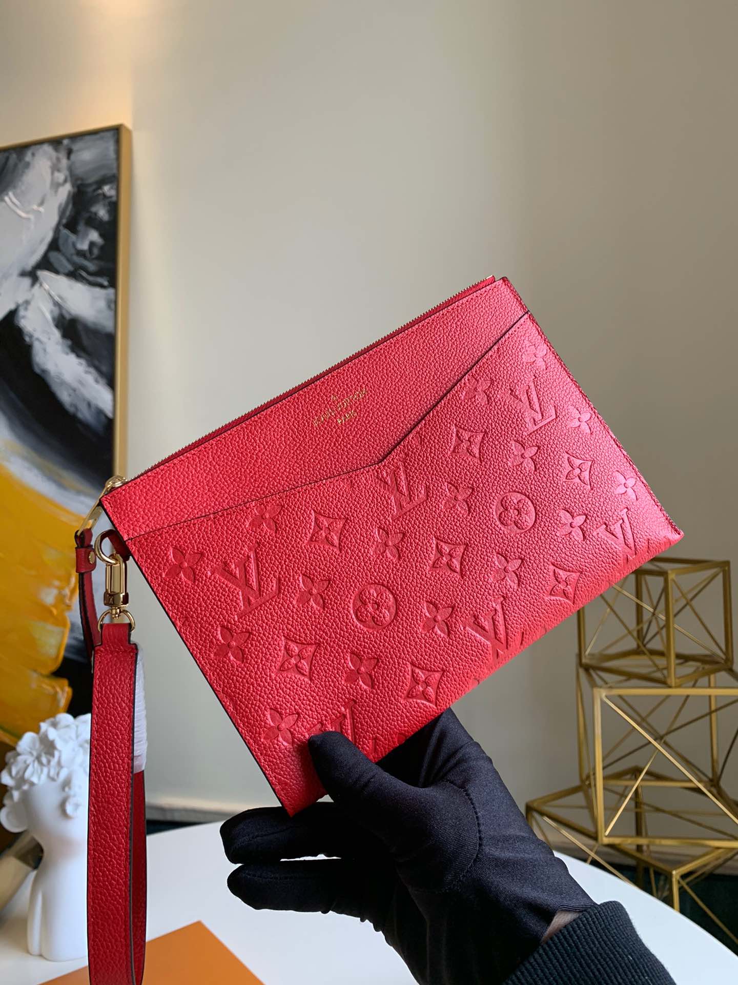 NO:395531,【Exclusive real photo M68705】 Red Mélanie medium clutch bag is made of soft Monogram Empreinte leather, with a slightly surface of Monogram embossed, paired with a removable wristband, V-shaped front pocket and clamping position, showing the fusion of elegance and function. Size 23.0 x 16.0 x 2.0 cm.,LV【Original Leather】,louis vuitton,handbag19860909【独家实拍M68705】 红色Mélanie 中号手拿包取材柔软 Monogram Empreinte 皮革,表面微微浮现 Monogram 压纹,搭配可拆卸腕带、V 形前袋与卡位,展现优雅与功能的融合.尺寸23.0 x 16.0 x 2.0 cm .,LV【原厂皮】,louis vuitton,handbag,Bag