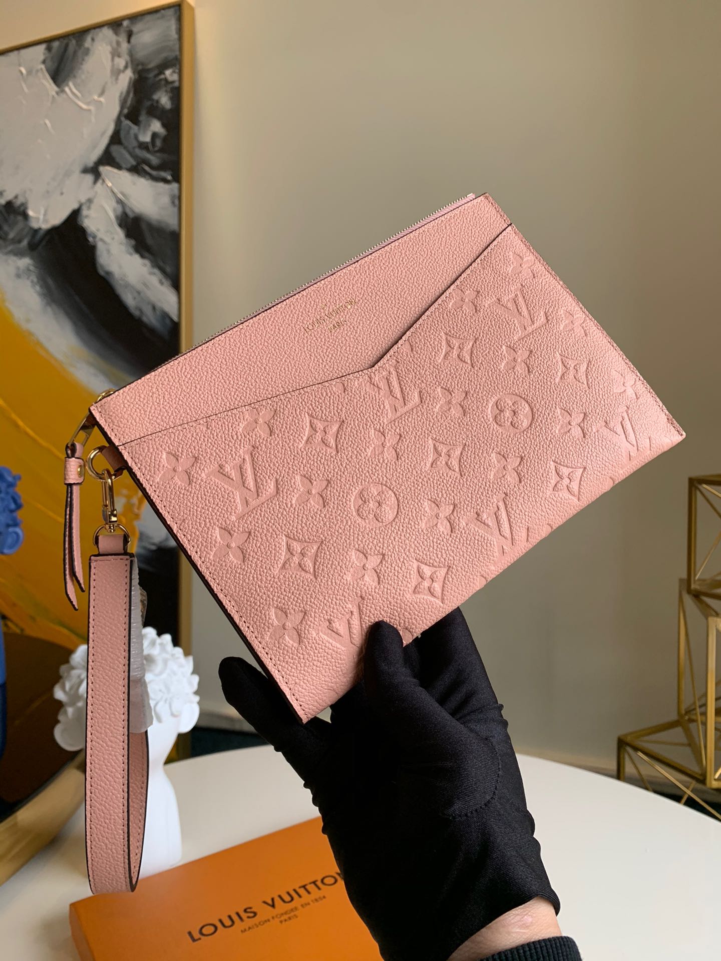 NO:395533,【Exclusive real photo M68705】 Pink Mélanie medium clutch bag is made of soft Monogram Empreinte leather, with a slightly surface of Monogram embossed, paired with a removable wristband, V-shaped front pocket and clamping position, showing the fusion of elegance and function. Size 23.0 x 16.0 x 2.0 cm.,LV【Original Leather】,louis vuitton,handbag19860909【独家实拍M68705】 粉色Mélanie 中号手拿包取材柔软 Monogram Empreinte 皮革,表面微微浮现 Monogram 压纹,搭配可拆卸腕带、V 形前袋与卡位,展现优雅与功能的融合.尺寸23.0 x 16.0 x 2.0 cm .,LV【原厂皮】,louis vuitton,handbag,Bag