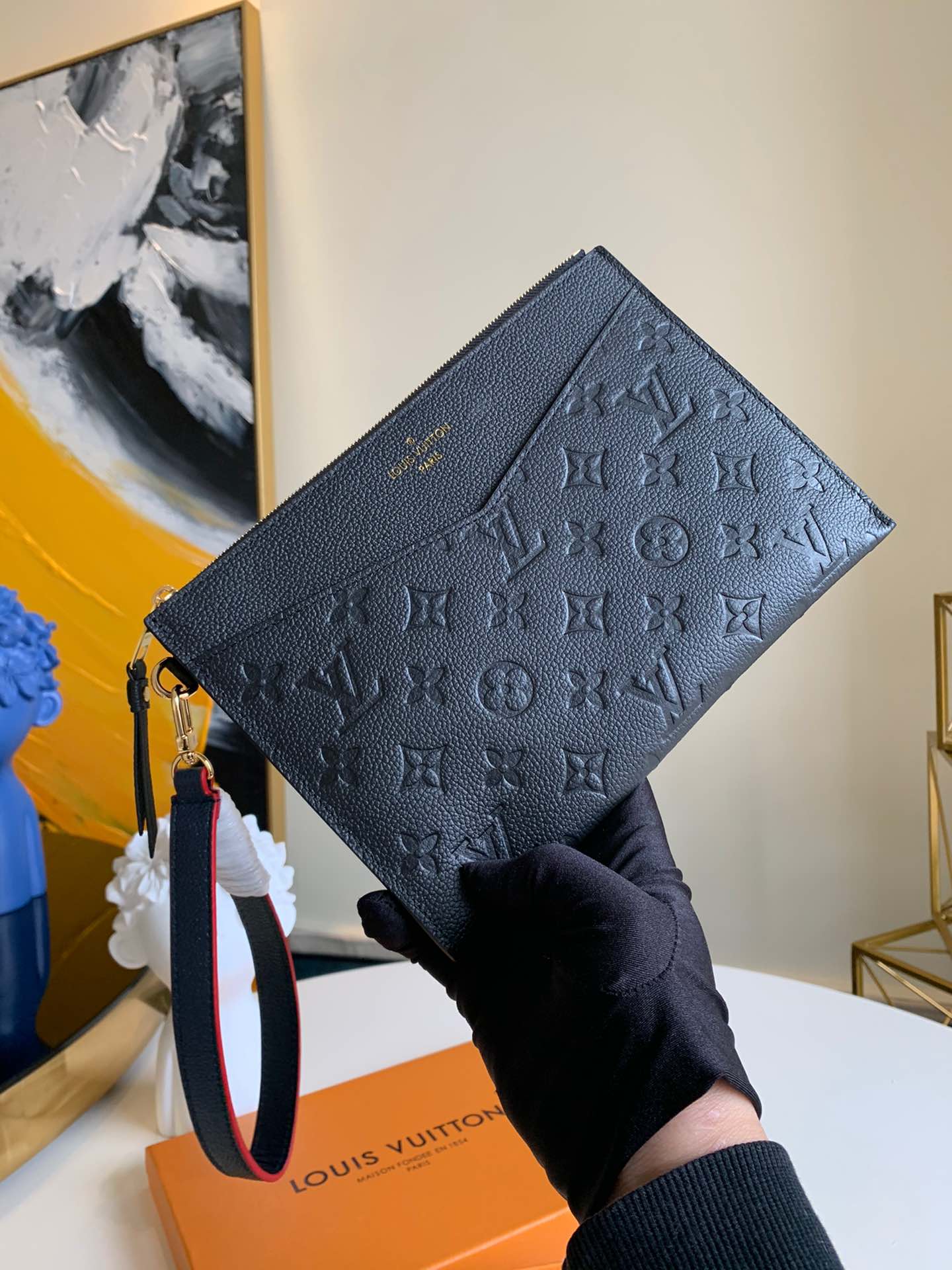 NO:395535,【Exclusive real photo M68705】 Warm reminder The handbag is pure black. Take a photo and hold the navy blue strap to black. The black Mélanie medium clutch is soft. Monogram Empreinte leather. The surface is slightly embossed. It is matched with a detachable wristband, a V-shaped front pocket and a snap position to show the fusion of elegance and function. Size 23.0 x 16.0 x 2.0 cm.,LV【original leather】,louis vuitton,handbag19860909【独家实拍M68705】温馨提示 手提袋是纯黑色 拍照把海军蓝带子 扣到黑色 黑色Mélanie 中号手拿包取材柔软 Monogram Empreinte 皮革,表面微微浮现 Monogram 压纹,搭配可拆卸腕带、V 形前袋与卡位,展现优雅与功能的融合.尺寸23.0 x 16.0 x 2.0 cm .,LV【原厂皮】,louis vuitton,handbag,Bag