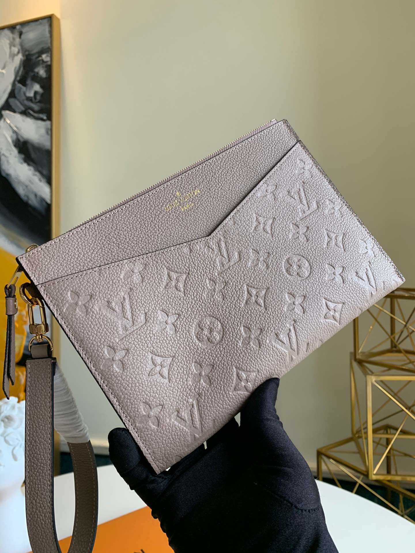 NO:395518,【Exclusive real photo M68705】Cauli Mélanie medium clutch bag is made of soft Monogram Empreinte leather, with a slightly surface of Monogram embossed, paired with a removable wristband, V-shaped front pocket and clamping position, showing the fusion of elegance and function. Size 23.0 x 16.0 x 2.0 cm.,LV【Original Leather】,louis vuitton,handbag19860909【独家实拍M68705】 咖色Mélanie 中号手拿包取材柔软 Monogram Empreinte 皮革,表面微微浮现 Monogram 压纹,搭配可拆卸腕带、V 形前袋与卡位,展现优雅与功能的融合.尺寸23.0 x 16.0 x 2.0 cm .,LV【原厂皮】,louis vuitton,handbag,Bag