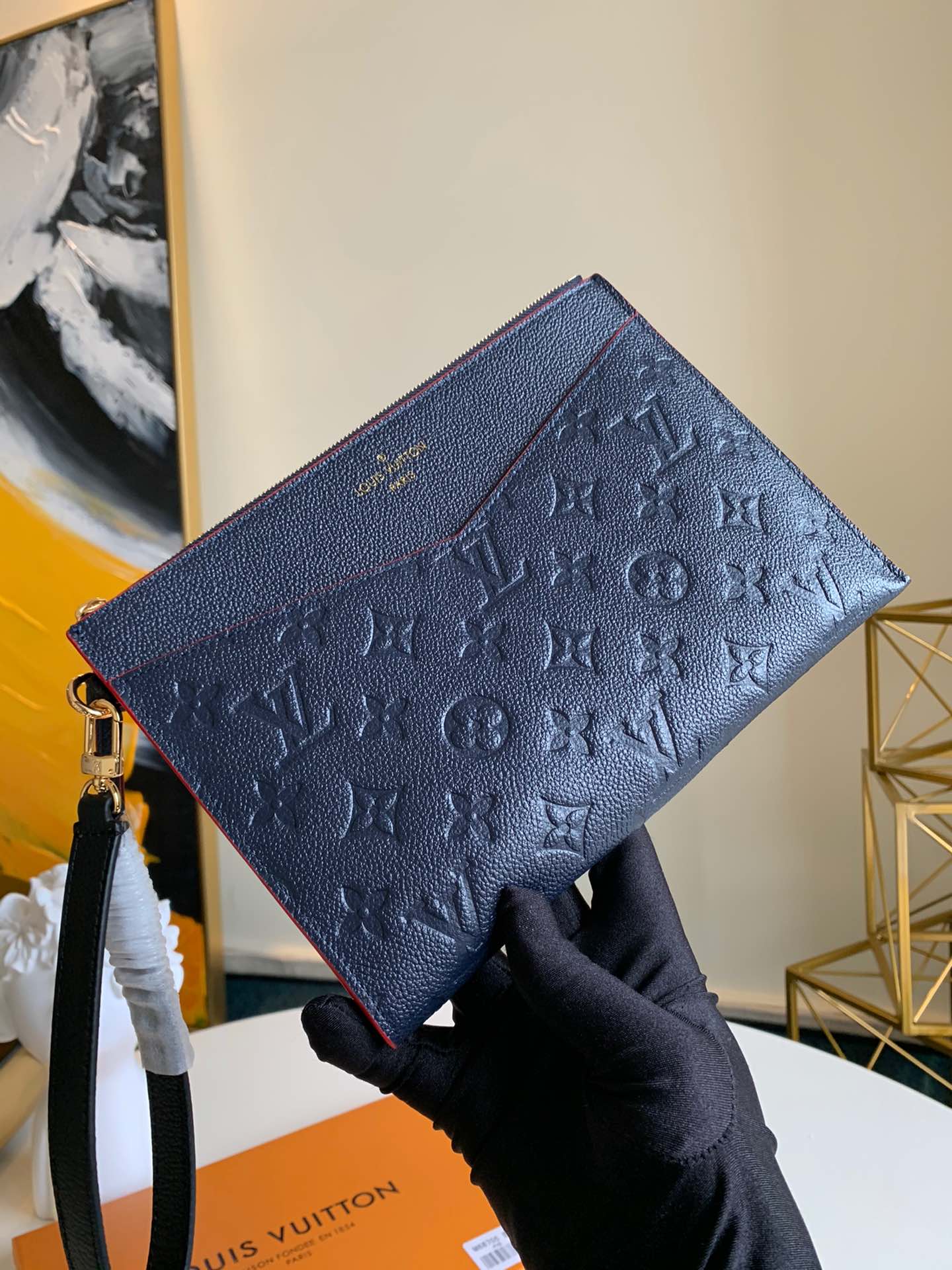 NO:395520,【Exclusive real photo M68705】The hand strap is in navy blue color Navy blue Mélanie medium clutch is soft Monogram Empreinte leather, with a slightly surface Monogram embossed, paired with a detachable wristband, V-shaped front pocket and snap-in position, showing the fusion of elegance and function. Size 23.0 x 16.0 x 2.0 cm.,LV【original leather】,louis vuitton,handbag19860909【独家实拍M68705】 手提带是海军蓝颜色 海军蓝色Mélanie 中号手拿包取材柔软 Monogram Empreinte 皮革,表面微微浮现 Monogram 压纹,搭配可拆卸腕带、V 形前袋与卡位,展现优雅与功能的融合.尺寸23.0 x 16.0 x 2.0 cm .,LV【原厂皮】,louis vuitton,handbag,Bag