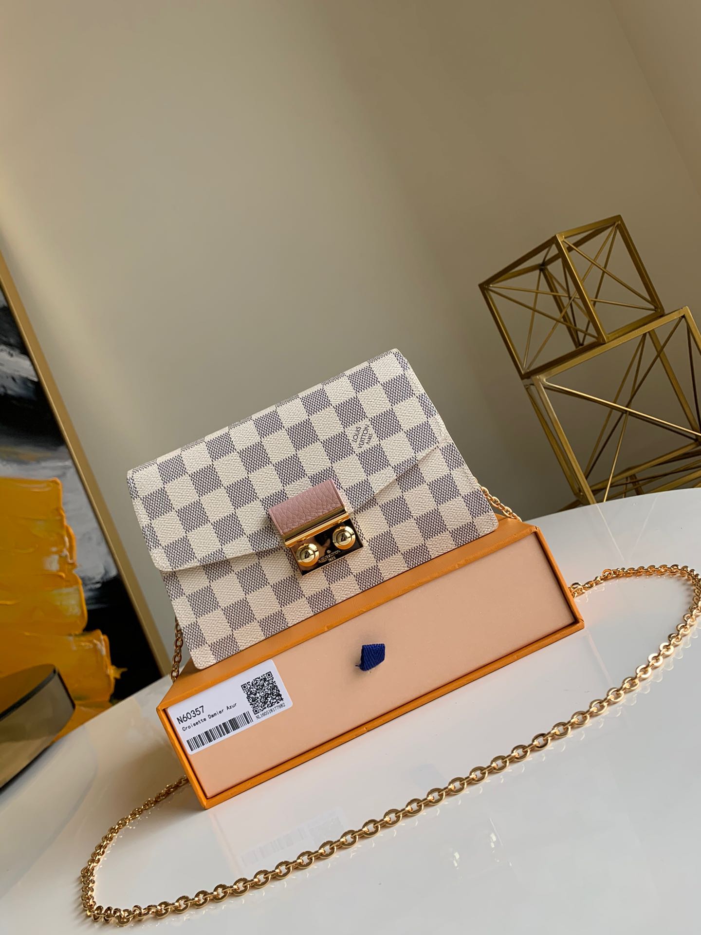 NO:395524,【Exclusive real photo N60357】Croisette chain wallet is made of Damier Azur canvas leather trim outlined neatly with S-lock hook buckle detachable chains and other exquisite details that can be held by hand/shoulder crossbody. Model white grid 60357/60358 Coffee 60287/60288 Color white grid pink/white grid orange Coffee pink/coffee red presbyopia/orange presbyopia/red Size 21*13.5*5.,LV [original leather],louis vuitton19860909【独家实拍N60357】Croisette 链条钱夹采用 Damier Azur 帆布皮革饰边勾勒利落构型搭配源自其品牌经典硬箱的 S-lock 钩扣可拆卸链条等精致细节可手拿/肩背斜挎皆宜 型号白格60357/60358 啡格60287/60288 颜色白格粉色/白格橙色 啡格粉色/啡格红色老花/橙色 老花/红色 尺寸21*13.5*5 .,LV【原厂皮】,louis vuitton,Bag