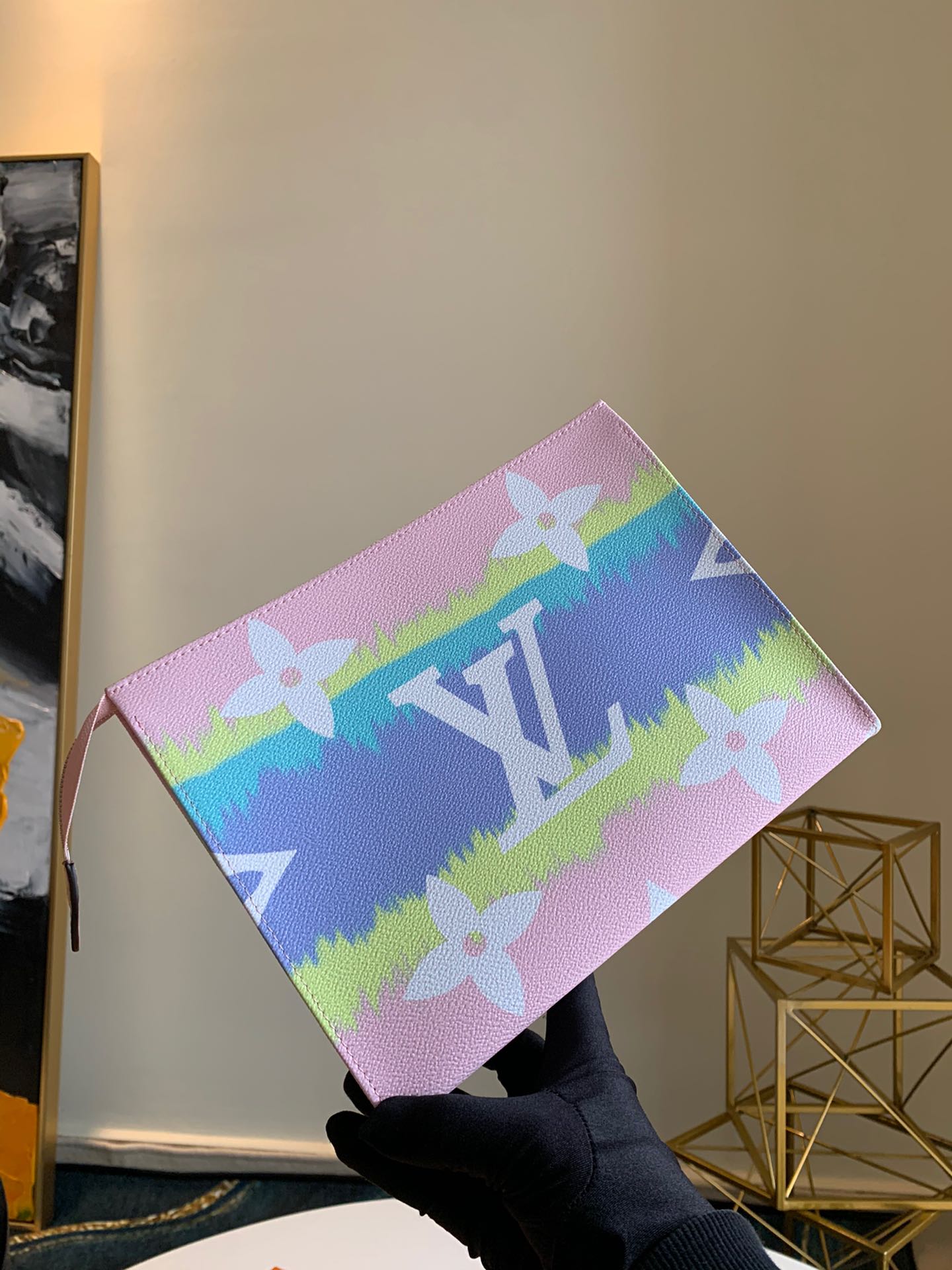 NO:395569,【Exclusive real photo M69137 Rainbow】 Cuff TOILET POUCH XL Wash Bag Extra large Monogram pattern, colorful combination, adds a new texture to this toilet bag. The design is simple, with a large capacity, and can be filled in most bags. It is equipped with a washable lining, which is very practical. 25.0 x 20.0 x 5.5 cm.,LV【Original Leather】,louis vuitton19860909【独家实拍M69137 彩虹】手包 TOILET POUCH XL 盥洗袋 超大Monogram图案,炫彩搭配,为此款盥洗袋增添全新质感.设计简约,容量较大,可装入大多数包袋.配备可水洗内衬,十分实用.25.0 x 20.0 x 5.5 cm .,LV【原厂皮】,louis vuitton,Bag