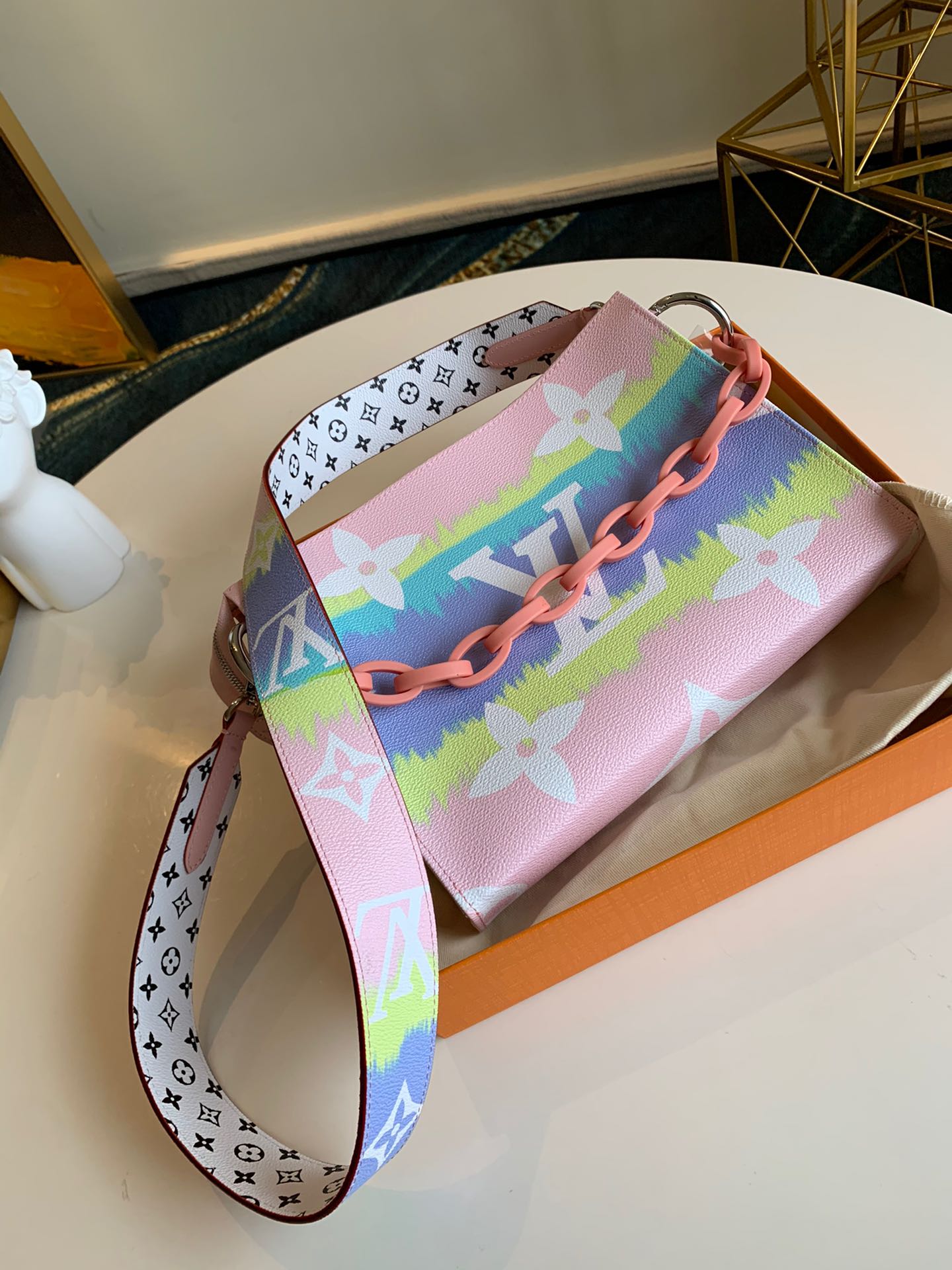 NO:395497,【Exclusive real-life M68137 shoulder strap】Pink TOILET POUCH XL wash bag with extra large Monogram pattern and colorful combination, adding a new texture to this wash bag. The design is simple and large in capacity can be filled into most bags. It is equipped with a washable lining, which is very practical. Size: 25.0 x 20.0 x 5.5 cm,.,LV【original leather】,louis vuitton19860909【独家实拍M68137肩带】粉色TOILET POUCH XL 盥洗袋 超大Monogram图案,炫彩搭配,为此款盥洗袋增添全新质感.设计简约,容量较大,可装入大多数包袋.配备可水洗内衬,十分实用.尺寸:25.0 x 20.0 x 5.5 cm,.,LV【原厂皮】,louis vuitton,Bag