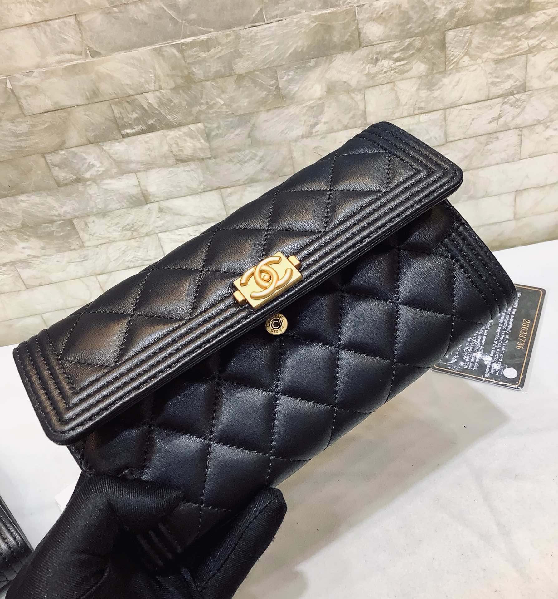 Chanel原厂绵羊皮二折钱包 A80283黑色/金扣