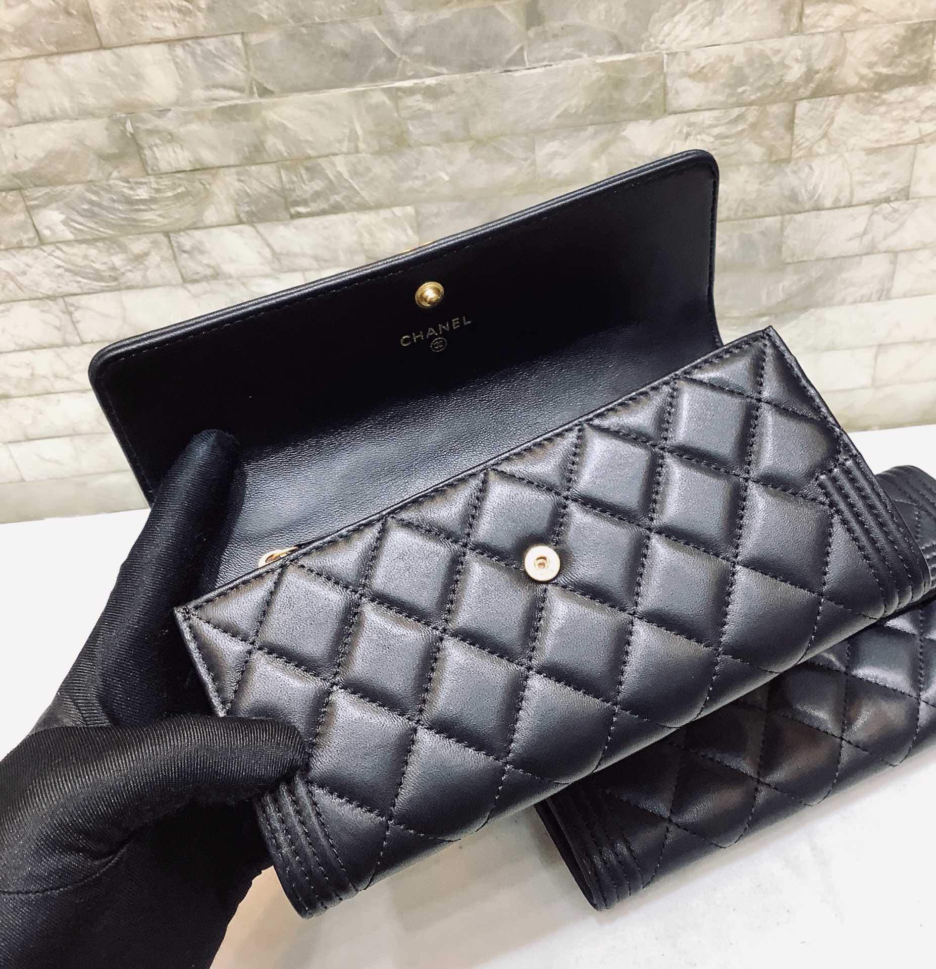 Chanel原厂绵羊皮二折钱包 A80283黑色/金扣