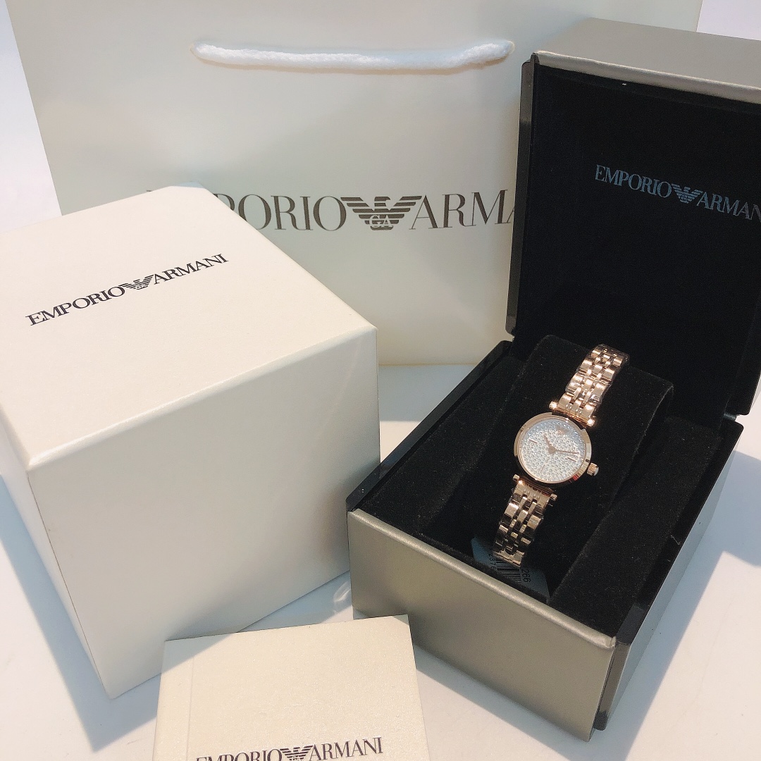 Armani El reloj de mujer Armani es blanco y delicado, como estrellas titilando en el cielo. Modelo AR11266, diámetro de…